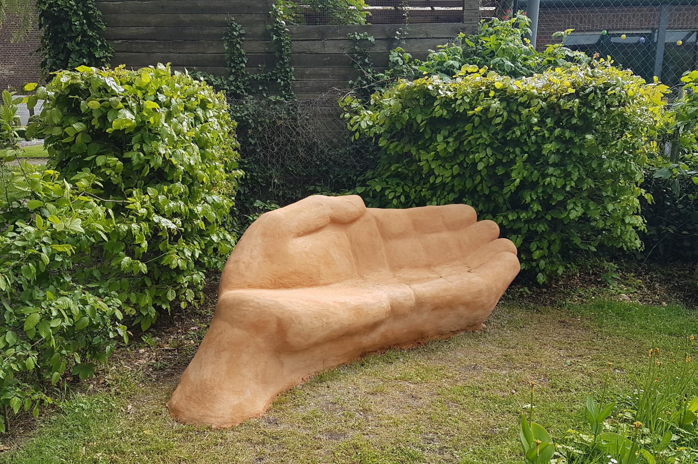 steinerne Bank in Form einer Bank