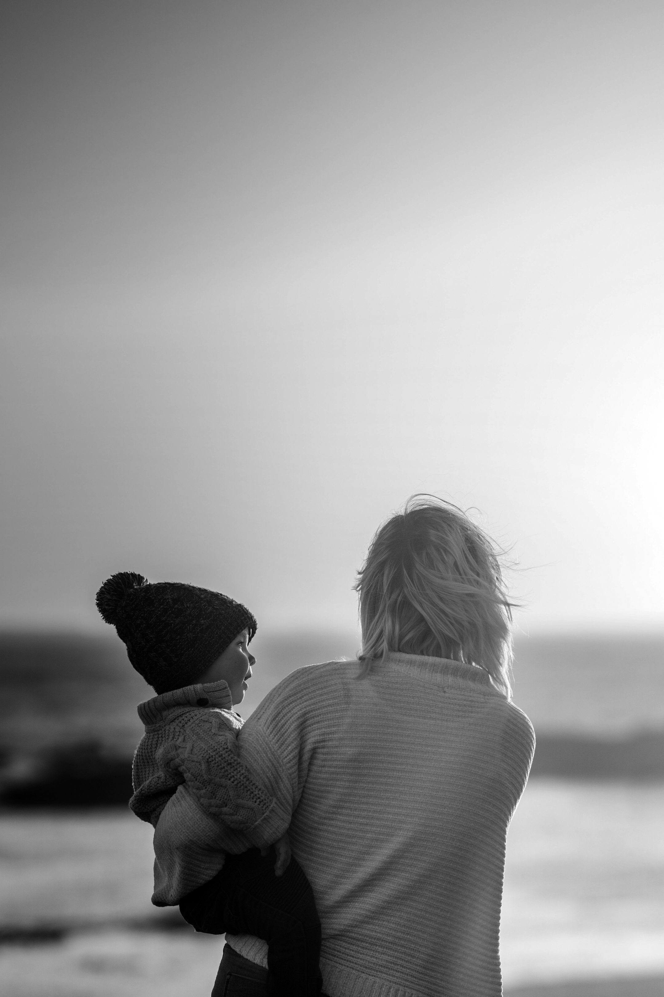 Mutter mit Kind auf dem Arm