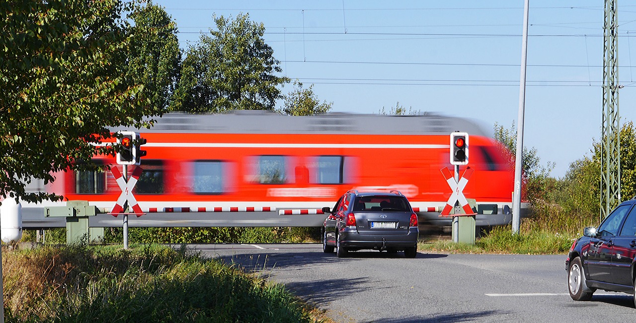 230909-railroad-crossing-gdb3acddf8