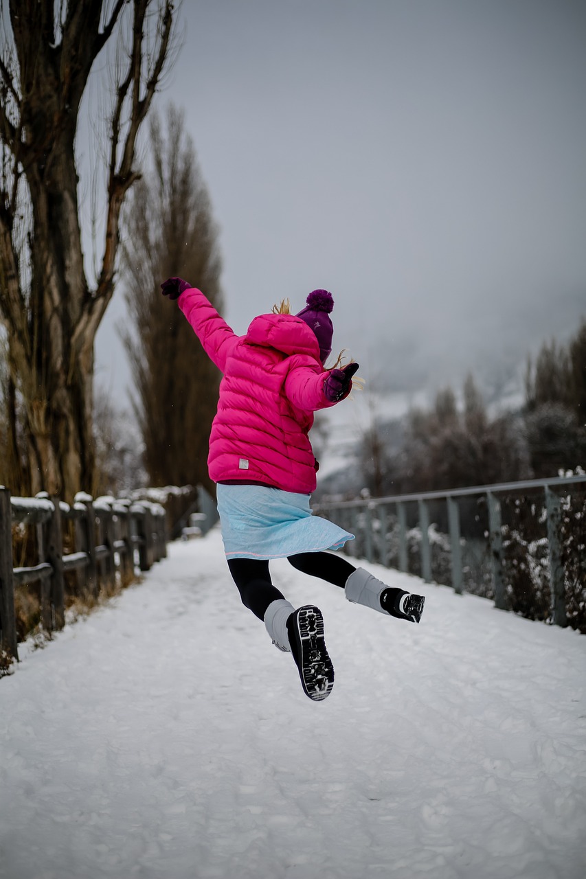 glückliches Kind im Schnee