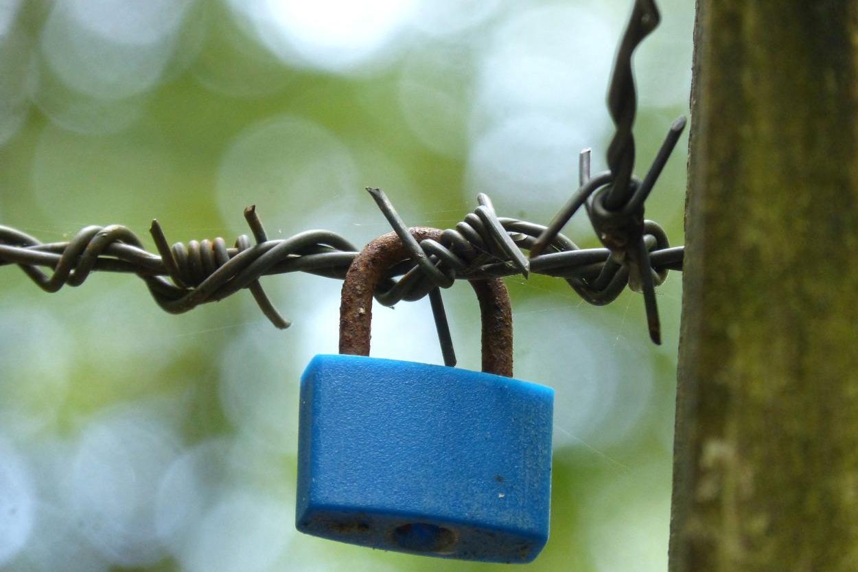 260809-makamuki0-padlock