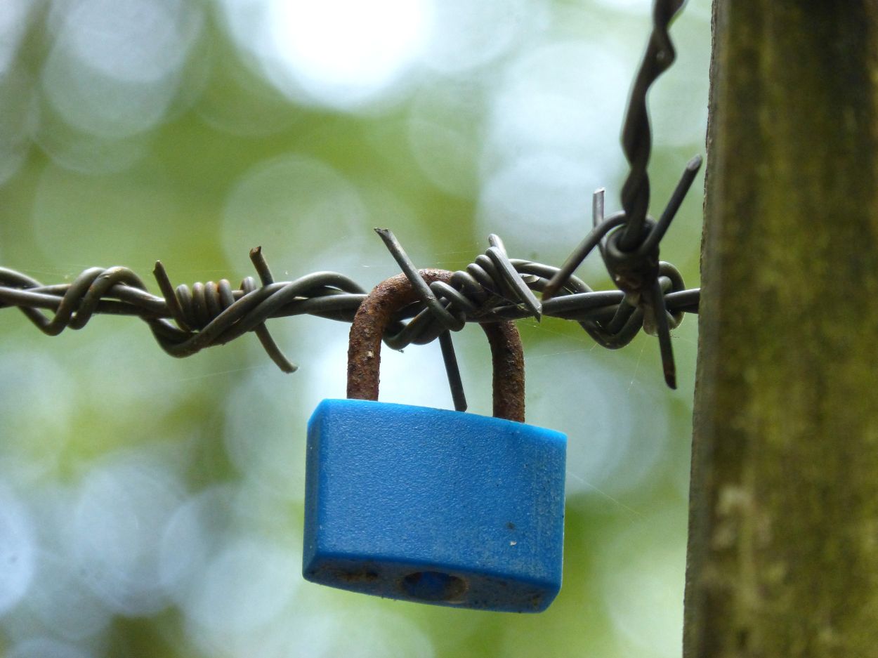 260809-makamuki0-padlock