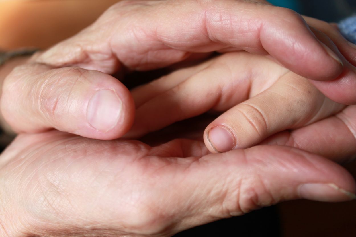 260824-feeloona-hand