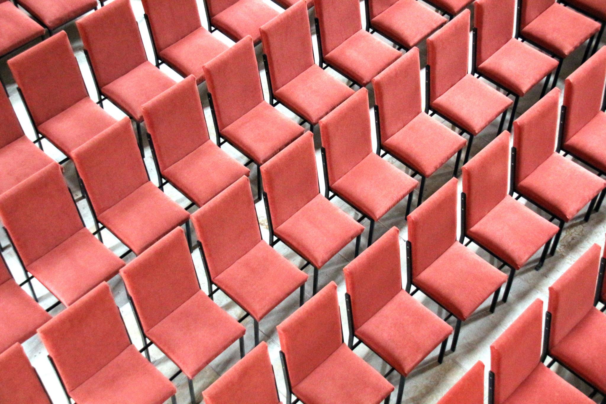 7296_rote_stuhlreihen_by_peter_weidemann_pfarrbriefservice_Theater
