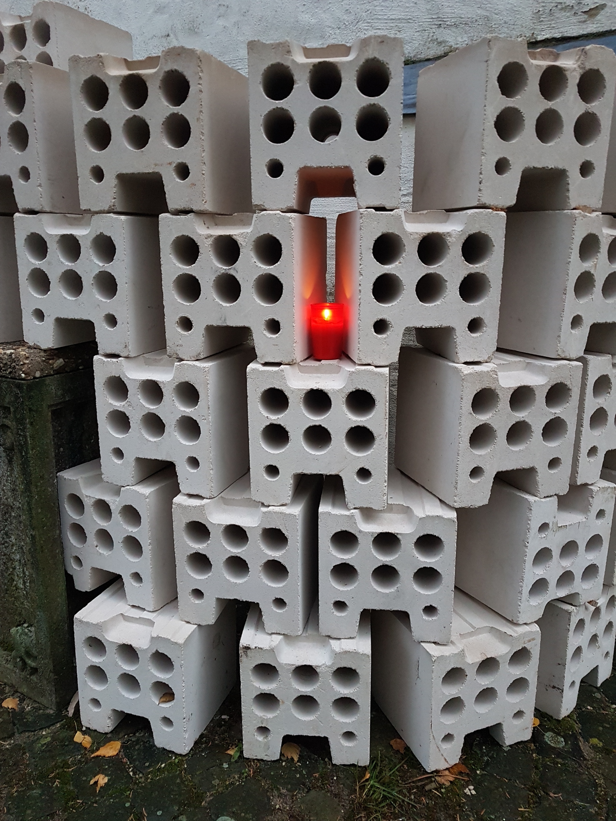 Klagemauer neben der Kirche St. Martinus