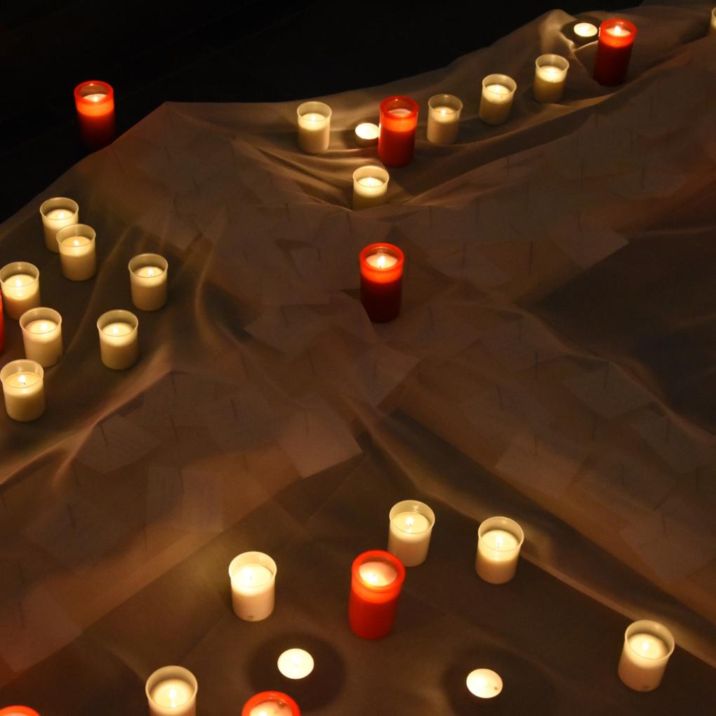 verhülltes Kreuz und Kerzen