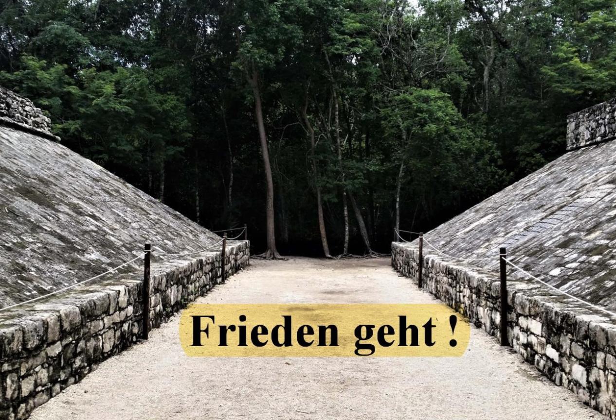 Weg zwischen betonierten Böschungen