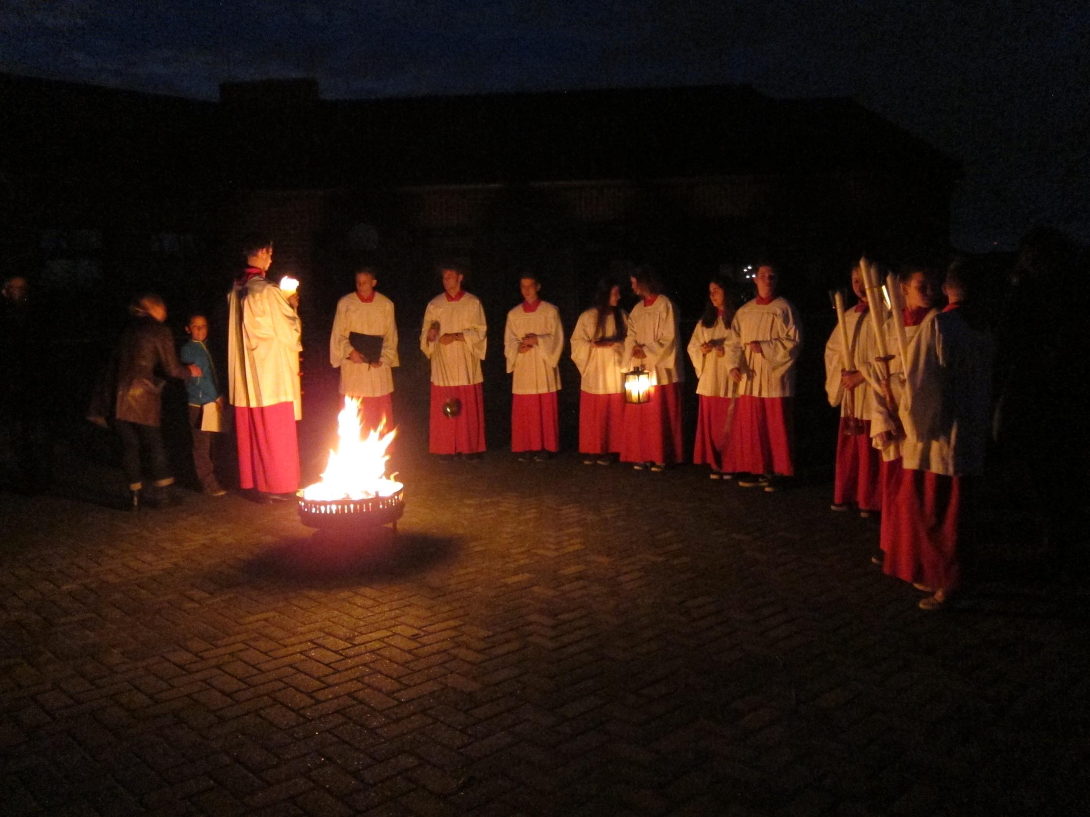 Messdiener in der Osternacht